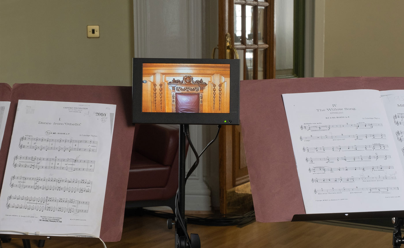 Screen of the conductor and images of the music notes